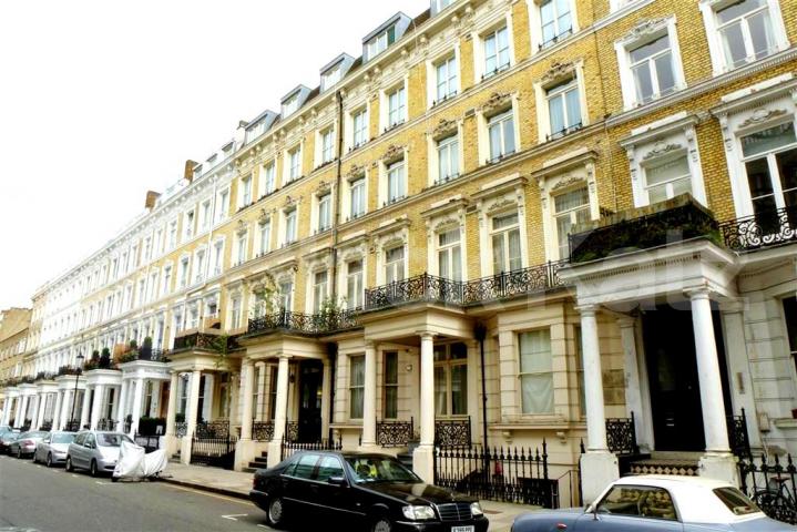 			LET, Studio Apartment, 1 bath, 1 reception Studio			 Trebovir Road, Earls Court